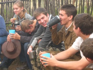 Gesellig om die vuurtjie....